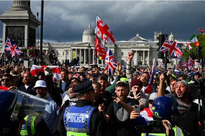 Cảnh sát London đối đầu với những người ủng hộ. (Ảnh: Reuters)