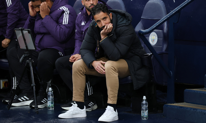 Huấn luyện viên Ruben Amorim trầm ngâm trong trận thua Man City.