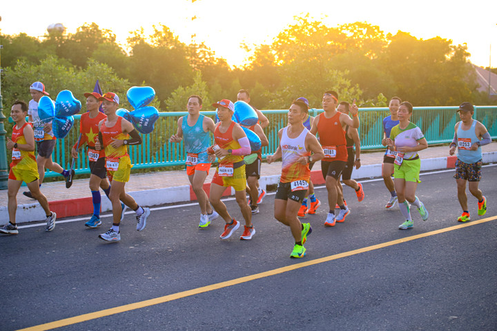 Khoan khoái sải bước khi bình minh vừa lên giữa thiên nhiên rộng lớn là dấu ấn khó quên với hàng nghìn vận động viên.