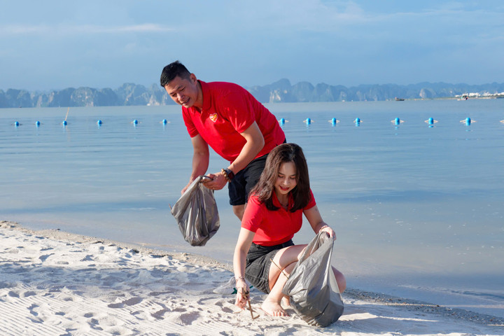 Gần 600 'chiến binh' Vietjet đồng loạt ra quân làm sạch biển Hạ Long - 2