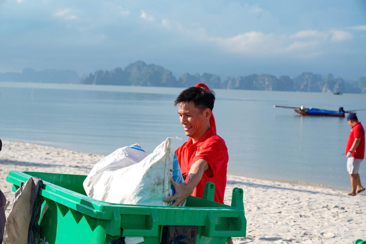 Gần 600 'chiến binh' Vietjet đồng loạt ra quân làm sạch biển Hạ Long - 4