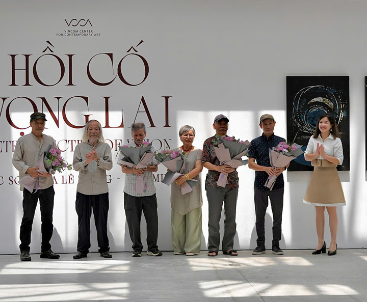 Giám đốc VCCA và Chủ tịch Hội Mỹ thuật Việt Nam tặng hoa cảm ơn các hoạ sĩ, giám tuyển của Triển lãm.