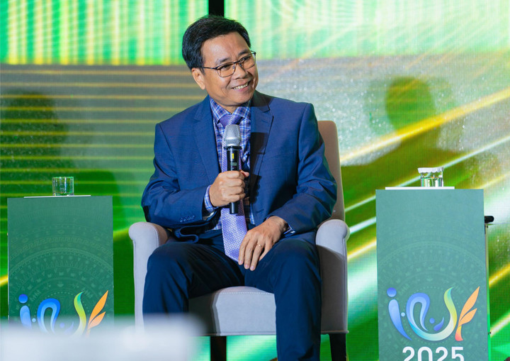 Ông Lê Hoàng Minh - Giám đốc điều hành sản xuất kiêm Trưởng dự án Net Zero của Vinamilk - tại Diễn đàn Doanh nghiệp Phát triển bền vững Việt Nam (VCSF) lần thứ 12. (Ảnh: Minh Anh)