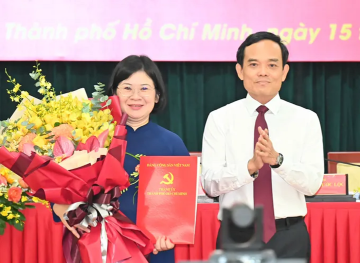 Bí thư Thành ủy Trần Lưu Quang trao quyết định cho cho bà Văn Thị Bạch Tuyết. (Ảnh: Báo Sài Gòn Giải Phóng)