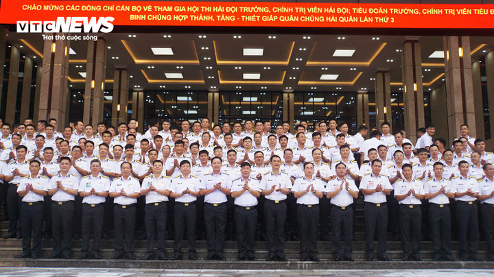 Lãnh đạo Quân chủng Hải quân cùng các thí sinh chụp hình lưu niệm trước khi bước vào hội thi.