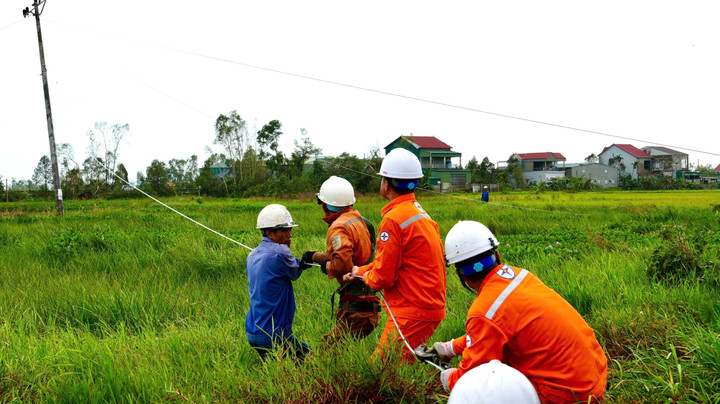 EVNNPC khôi phục hệ thống lưới điện bị ảnh hưởng bởi cơn bão số 5 trên địa bàn xã Can Lộc, Hà Tĩnh.