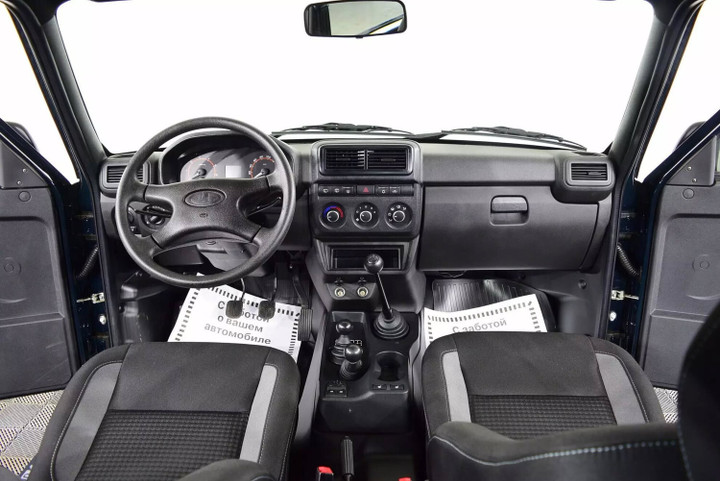 Trang bị nội thất của Lada Niva Legend chỉ ở mức cơ bản. (Ảnh: Lada Vietnam)