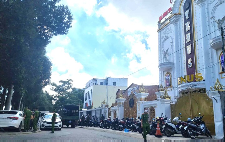 Cảnh sát phong tỏa, khám xét quán karaoke Venus.