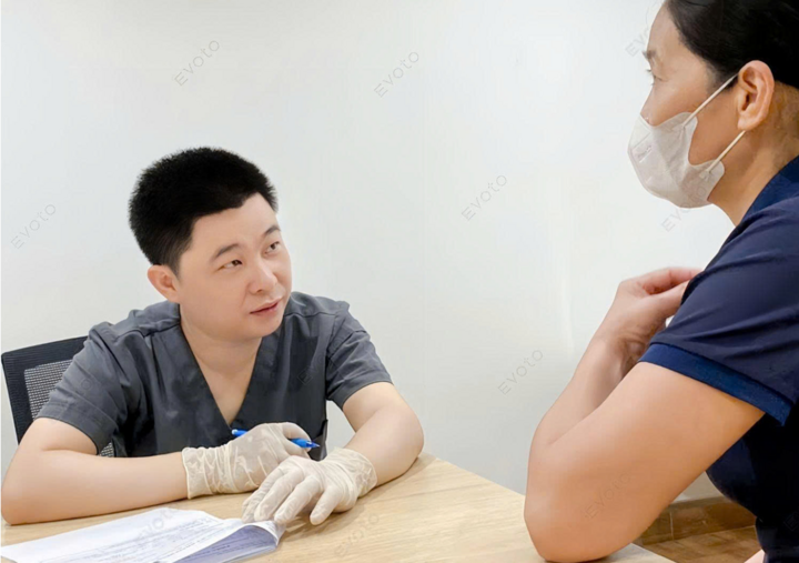 Bác sĩ Chiều trực tiếp thăm khám và tư vấn cho bệnh nhân.