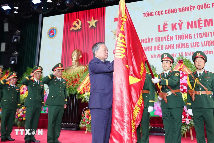 Tổng Bí thư Tô Lâm gắn danh hiệu Anh hùng Lực lượng Vũ trang Nhân dân lên Quân kỳ Quyết thắng của Tổng cục Công nghiệp Quốc phòng.