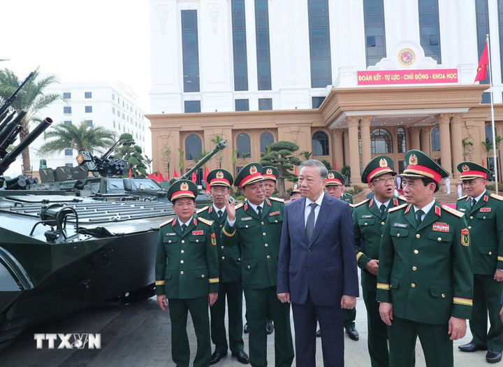 Tổng Bí thư Tô Lâm và đại biểu tham quan trưng bày các sản phẩm của Tổng cục Công nghiệp Quốc phòng.