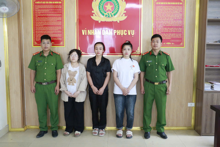 Vi Thị Lan, Lô Thị Vuông và Lô Thị Nhâm tại cơ quan công an.