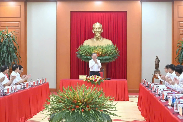 Toàn cảnh phiên làm việc.