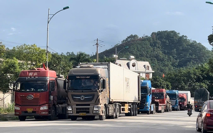 Xe hàng ùn ùn kéo về cửa khẩu Chi Ma, xếp hàng dài chờ thông quan.