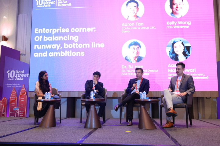 Các khách mời cùng chia sẻ trong phiên thảo luận “Enterprise corner – Of balancing runway, bottom line and ambitions”.