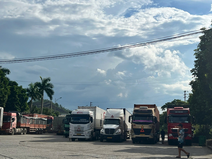 Xe hàng hóa tấp nập qua lại khu vực cửa khẩu biên giới Việt Nam – Trung Quốc.