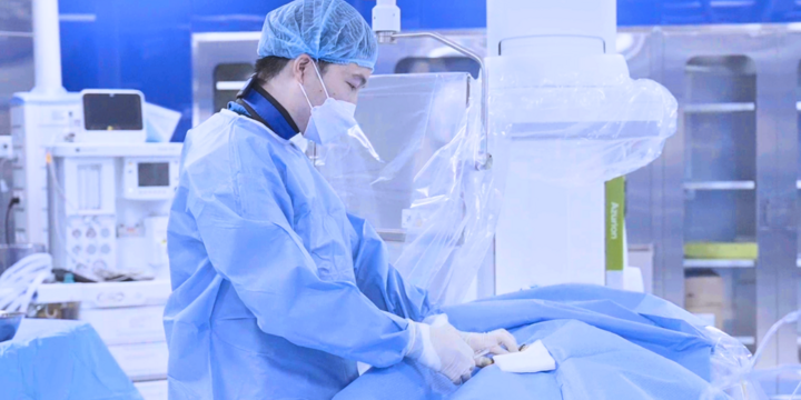 Bác sĩ Chẩn đoán hình ảnh thực hiện kỹ thuật lấy máu tĩnh mạch thượng thận 2 bên tại phòng DSA.