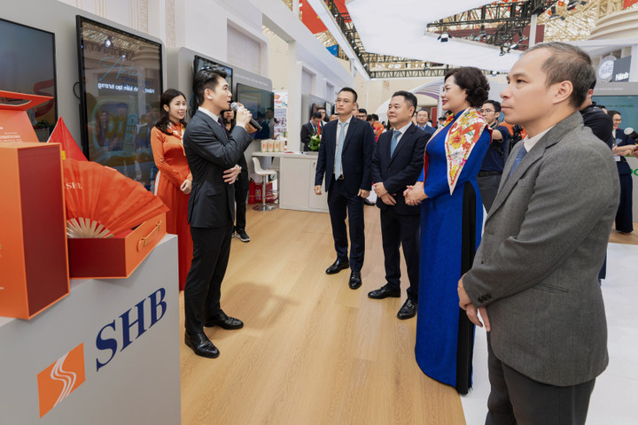 Phó chủ tịch HĐQT Đỗ Quang Vinh báo cáo lãnh đạo NHNN hành trình hơn 32 năm SHB kiên tâm đồng hành cùng sự nghiệp phát triển của đất nước.