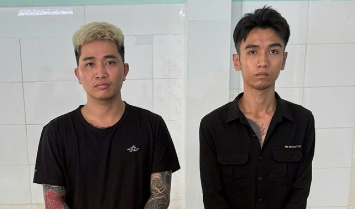 Chuyên dựng clip phản cảm, TikToker "Thuận khùng báo đời" và TikToker "Minh báo đời yêu em" bị Công an TP.HCM bắt giữ.