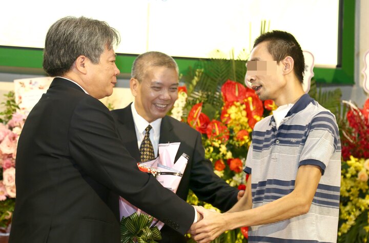 Bác sĩ chúc mừng người bệnh khoẻ mạnh sau ghép phổi.