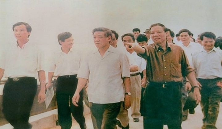 Bộ trưởng Lê Huy Ngọ (áo sẫm, bên phải) kiểm tra công tác phòng, chống lụt bão năm 1999 cùng Tổng Bí thư Lê Khả Phiêu. (Ảnh tư liệu).