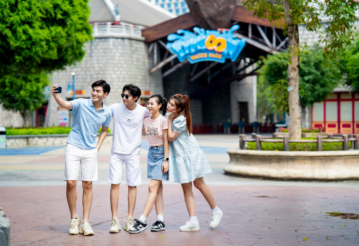 Công viên nước tại Sun World Ha Long áp dụng mức giá 100.000 đồng cho cả người lớn và trẻ em.