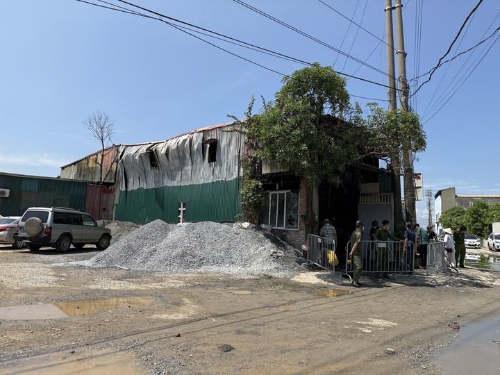 Lực lượng chức năng phong toả ngôi nhà bị cháy.