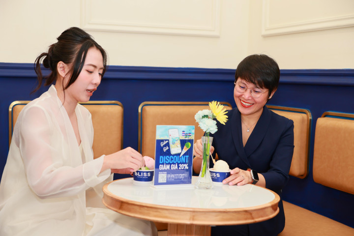Khánh hàng đến và thưởng thức kem Bliss ngày khai trương cửa hàng đầu tiên tại Hà Nội.
