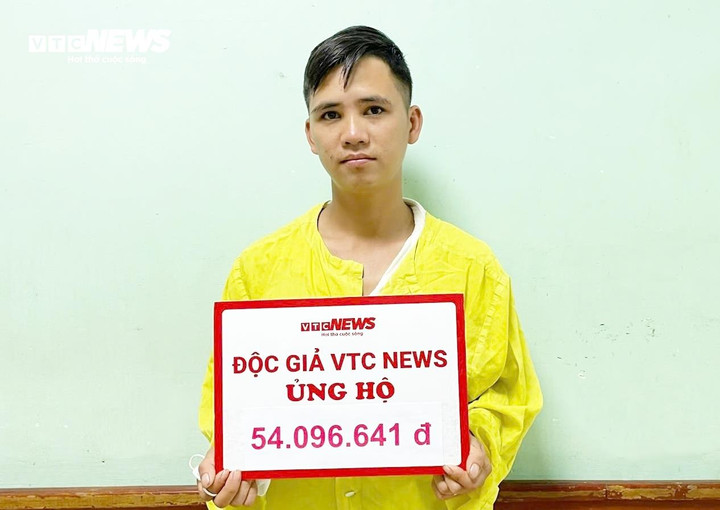 Đại diện gia đình bà Khoa đón nhận sự giúp đỡ của bạn đọc. (Ảnh: Khắc Việt)