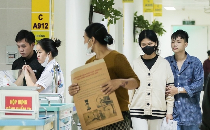 Người dân đi khám tại một cơ sở y tế tại thành phố Hà Nội. (Ảnh: Như Loan)