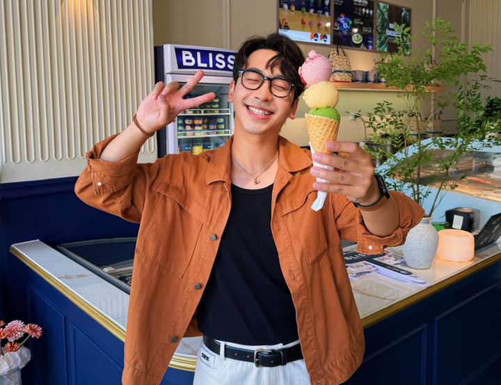 Ninh Tito check - in tại cửa hàng.