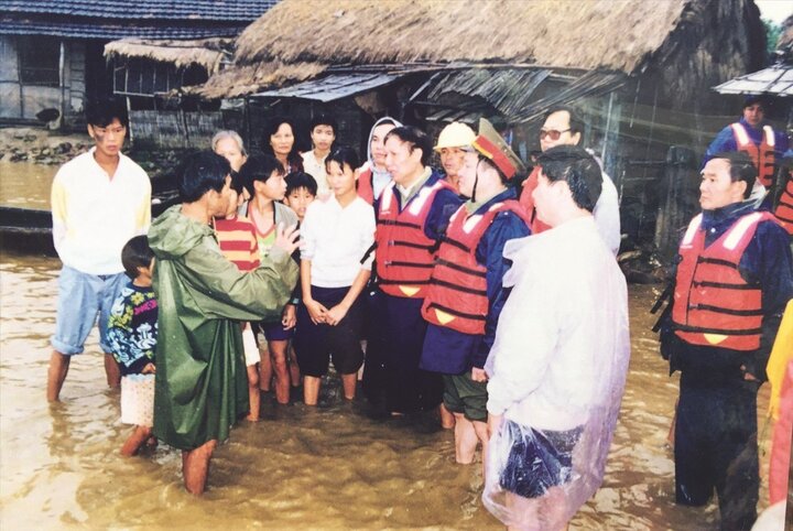 Ông Lê Huy Ngọ trực tiếp chỉ đạo ứng cứu trận lũ lịch sử miền Trung năm 1999. (Ảnh tư liệu).