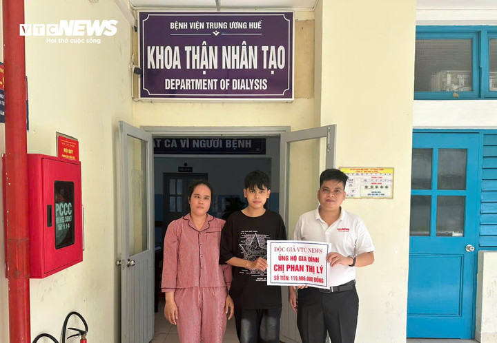 Đại diện Báo Điện tử VTC News trao số tiền gần 120 triệu đồng của độc giả ủng hộ mẹ con chị Phan Thị Lý. (Ảnh: Đức Anh)