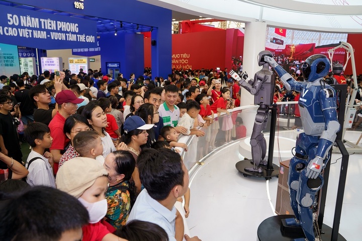 Không gian triển lãm trong nhà của Vingroup luôn chật kín du khách trải nghiệm, tương tác.