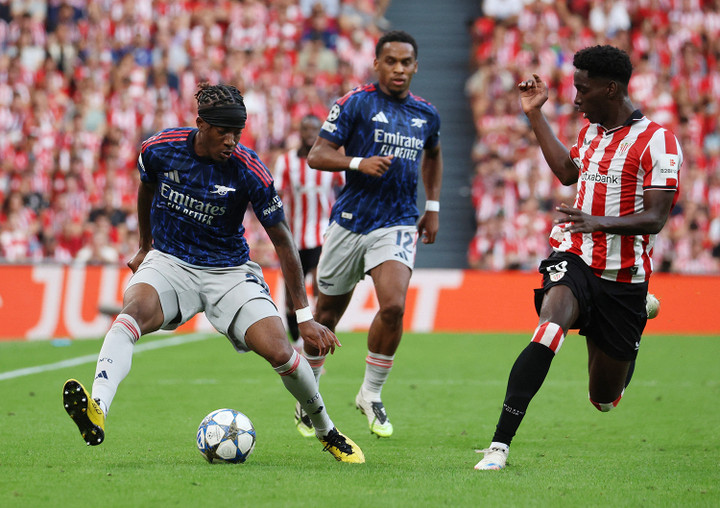 Madueke có khả năng đột phá rất tốt nhưng hiệu quả tốt nhất chỉ là những quả phạt góc. (Ảnh: Reuters)