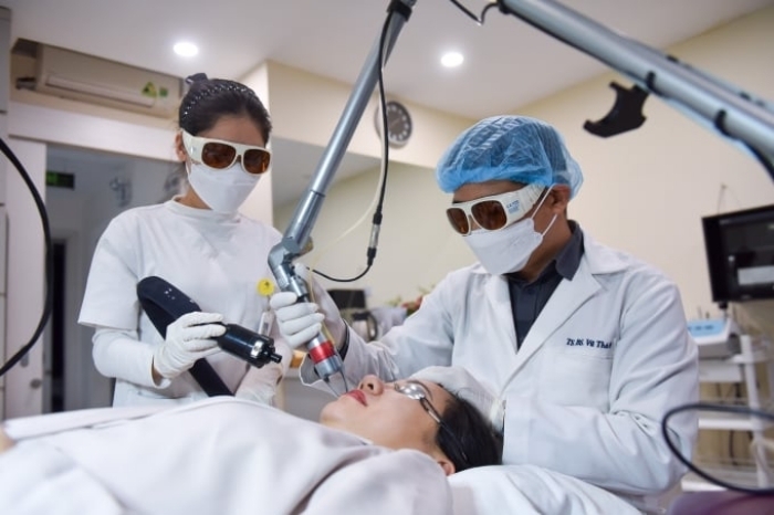 Bác sĩ Hà thực hiện điều trị, chăm sóc da cho bệnh nhân. (Ảnh: BSCC)