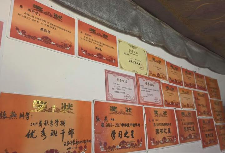 ជញ្ជាំងនៃផ្ទះសាមញ្ញរបស់ Zhang ត្រូវបានគ្របដណ្ដប់ដោយវិញ្ញាបនបត្រនៃសមិទ្ធិផលសិក្សាដែលនាងសម្រេចបាន។ (រូបថត៖ SCMP)