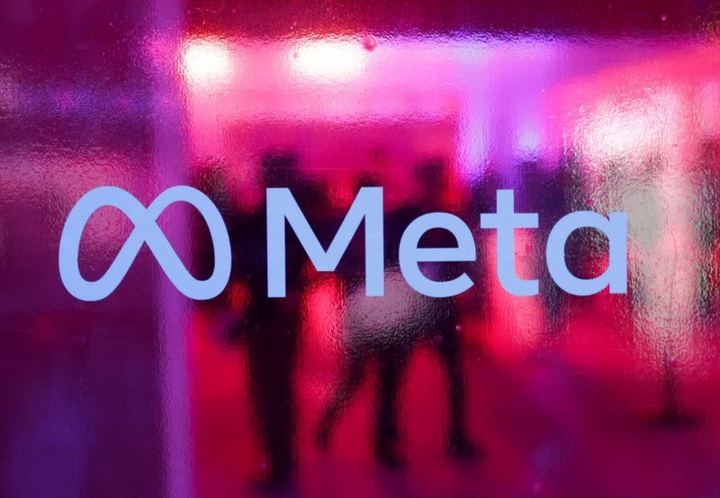 Mọi người đi bộ phía sau logo của công ty Meta Platforms, trong một hội nghị ở Mumbai, Ấn Độ. (Nguồn: Reuters)