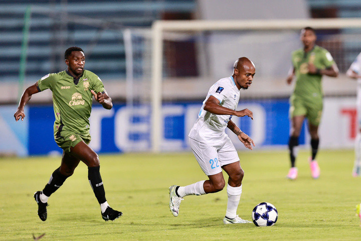 Percy Tau tạo ra những pha uy hiếp ở cánh phải.