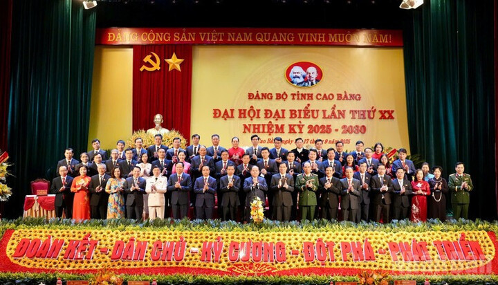 Ban chấp hành Đảng bộ tỉnh Cao Bằng khóa 20 ra mắt đại hội.