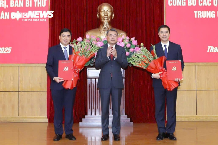 Trưởng Ban Tổ chức Trung ương Lê Minh Hưng trao Quyết định của Bộ Chính trị, Ban Bí thư cho 2 ông Nguyễn Hoài Anh và Nguyễn Hồng Phong.