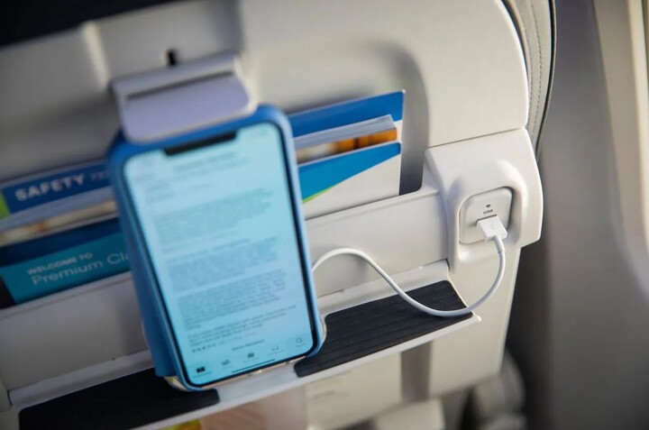 Sử dụng cổng sạc trên máy bay có an toàn?