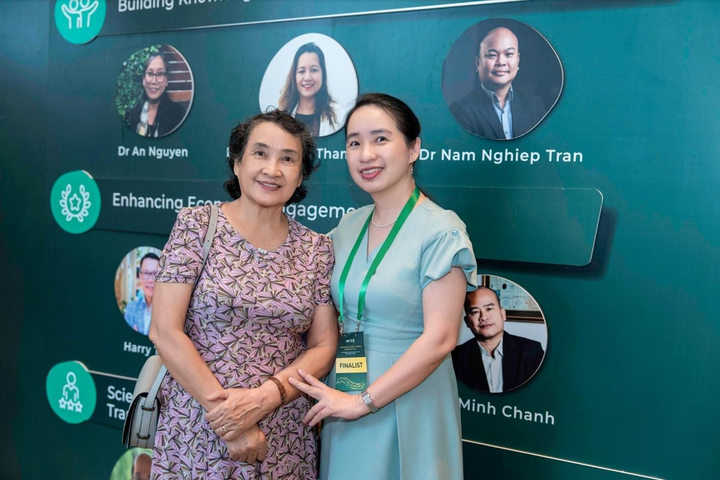Ảnh hai mẹ con cùng đoạt giải Phụ nữ Lãnh đạo - Women in Leadership.