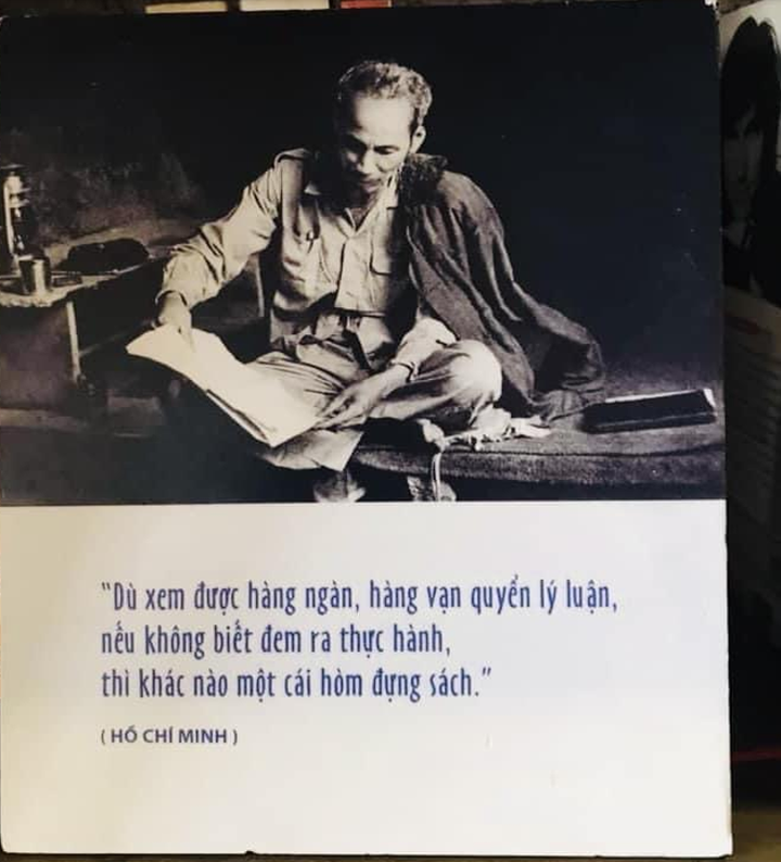 Bức ảnh bìa sau của cuốn sách bằng tiếng Anh trên giá sách của GS Michael Dunne tại văn phòng Trường Đại học Kĩ thuật Tổng hợp Queensland.