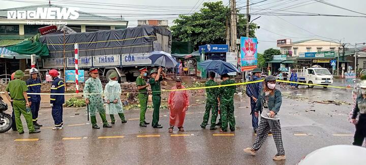 Chiếc xe tải mất phanh, lao thẳng vào đám đông đang buôn bán chuối ở chợ Tân Long (Quảng Trị) khiến 12 người thương vong.
