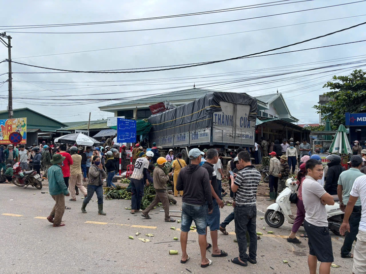 Hiện trường nơi chiếc xe tải tao thẳng vào đám đông đang buôn bán chuối tại chợ Tân Long (xã Lao Bảo) khiến nhiều người thương vong.
