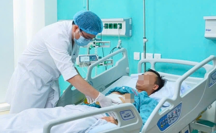 Bác sĩ kiểm tra sức khoẻ cho bệnh nhân sau ghép gan.