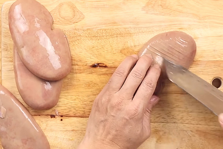 Dùng dao thái nhẹ để tạo hình cho cật khi chế biến. (Ảnh: Food.ltn)