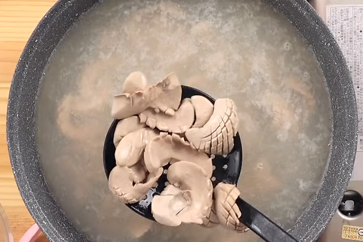 Nên chần để giúp cật giữ độ giòn. (Ảnh: Food.ltn)