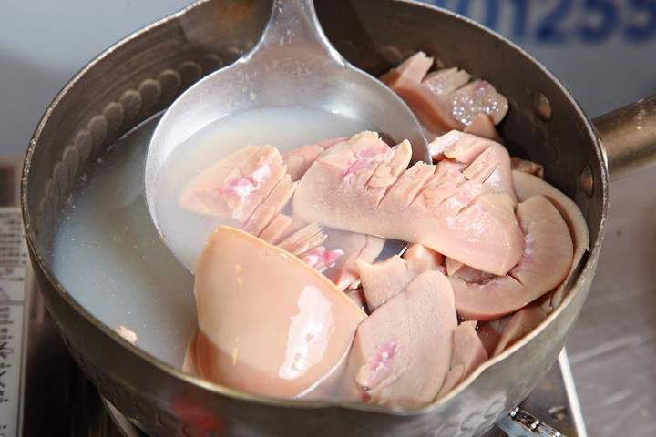 Bước khử mùi rất quan trọng để cật không còn mùi hôi. (Ảnh: Food.ltn)